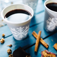 Winterbecher To Go mit Schneeflocken-Motiv - kompostierbar