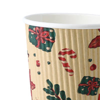 Nahaufnahme Weihnachtsmotiv: Geschenke, Zuckerstangen und Weihnachtssterne