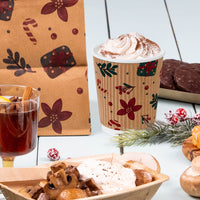 Riffelbecher mit Weihnachtsmotiv und Kakao, daneben Glühwein und Gebäck