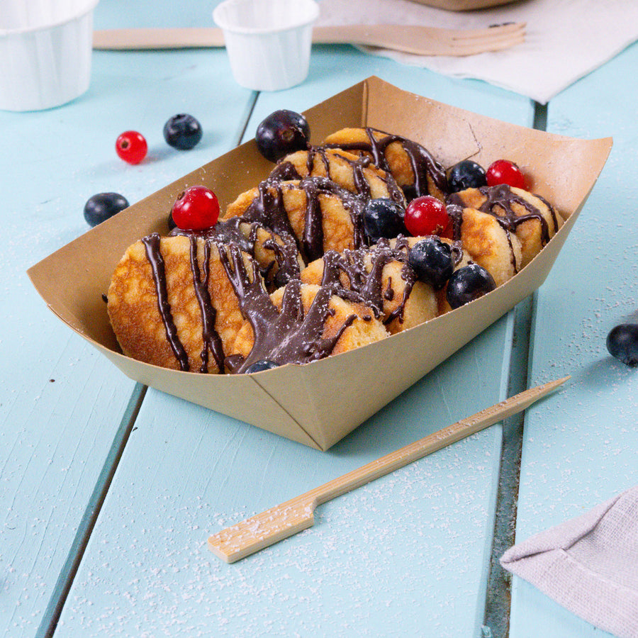 Dessert im Schiffchen: Pfannkuchen mit Schokosauce