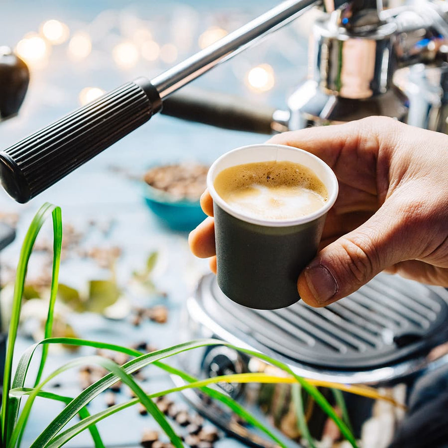 Espresso direkt aus der Maschine in den Becher