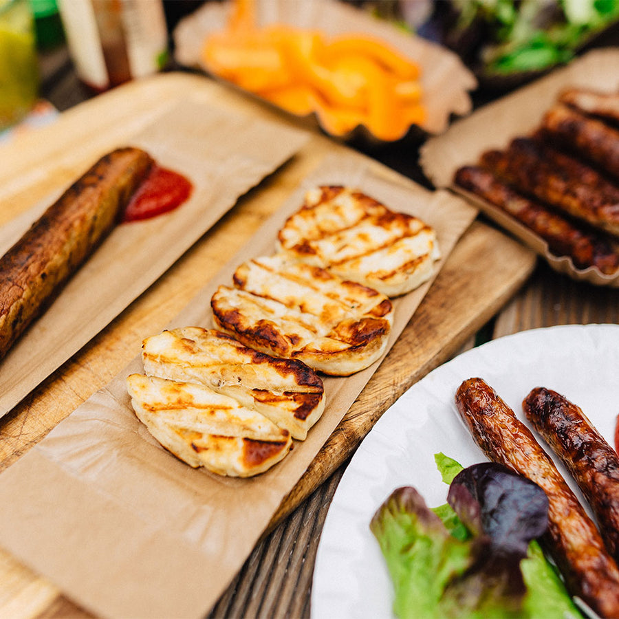 Bratwurst, Currywurst und Fingerfood in einer Reihe