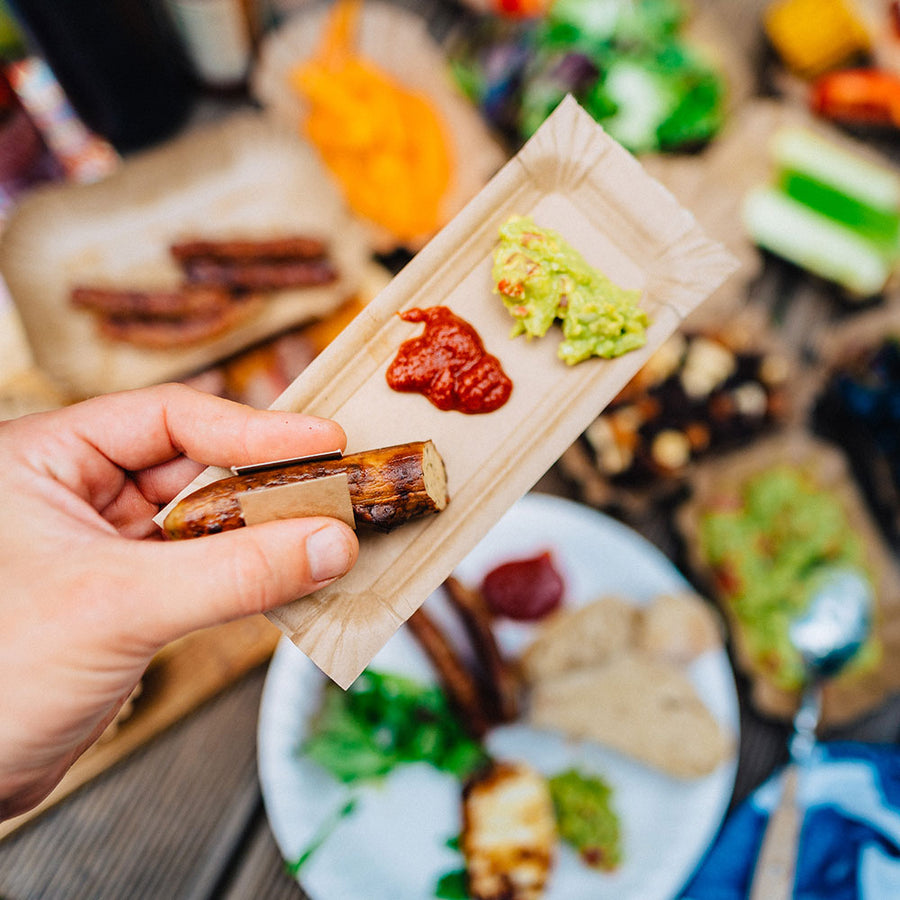Die Lasche wird zum Griff für die Wurst