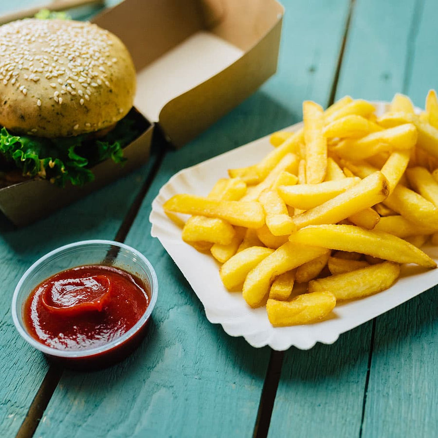 Pommes, Currywurst und Portionen über den Tresen